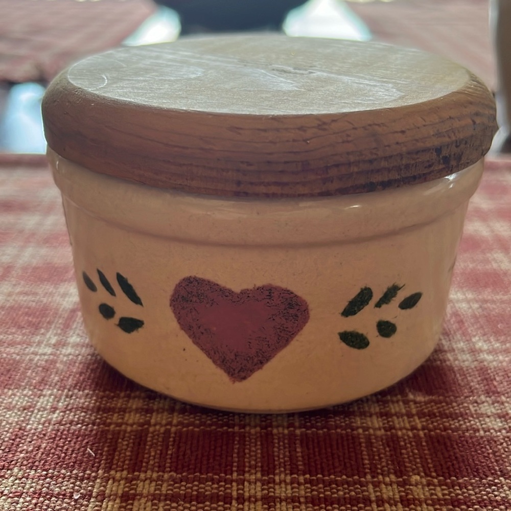 Primitive decoration with lid